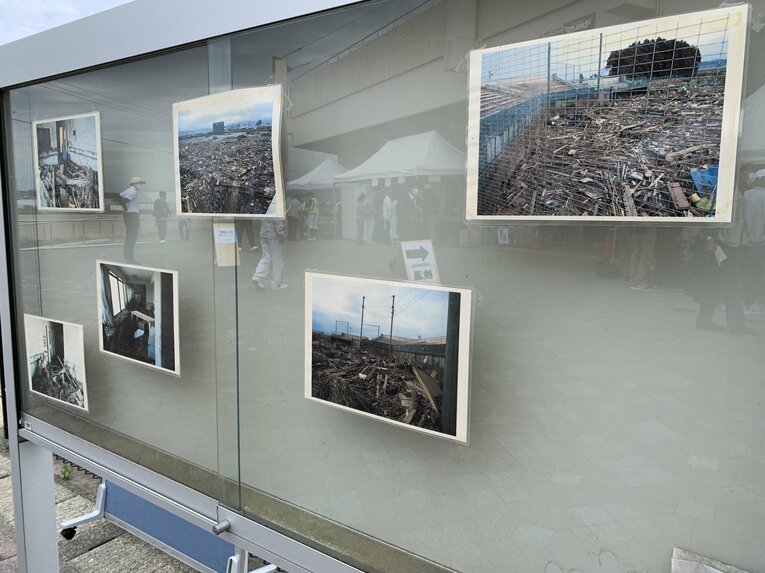 球場に展示された震災当時の写真　©Genki Taguchi