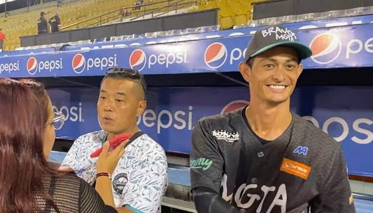 ベネズエラでヒーローインタビューに答える乙坂　写真は乙坂智YouTubeチャンネル『NICORAZON』より