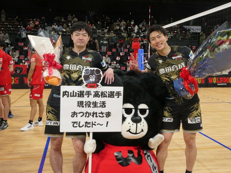 同級生・内山（左）とともに引退セレモニーを行なった高松　©︎Noriko Yonemsuhi