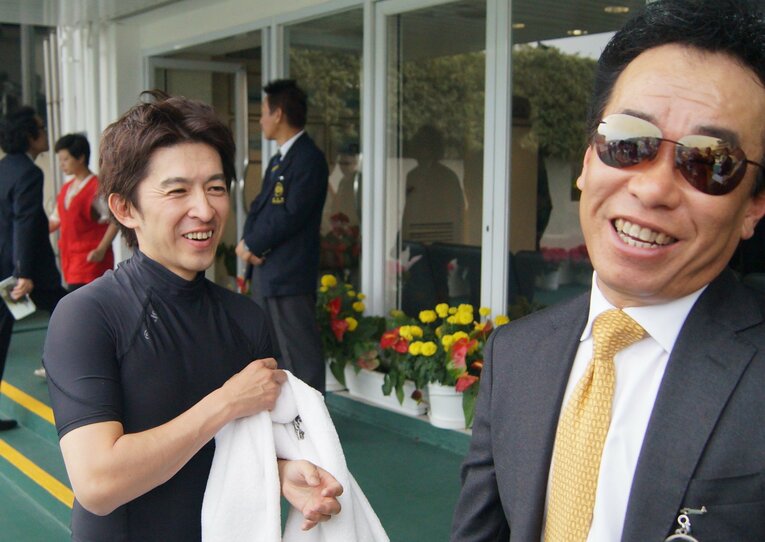 2015年、香港での福永祐一（左）と藤原英昭調教師