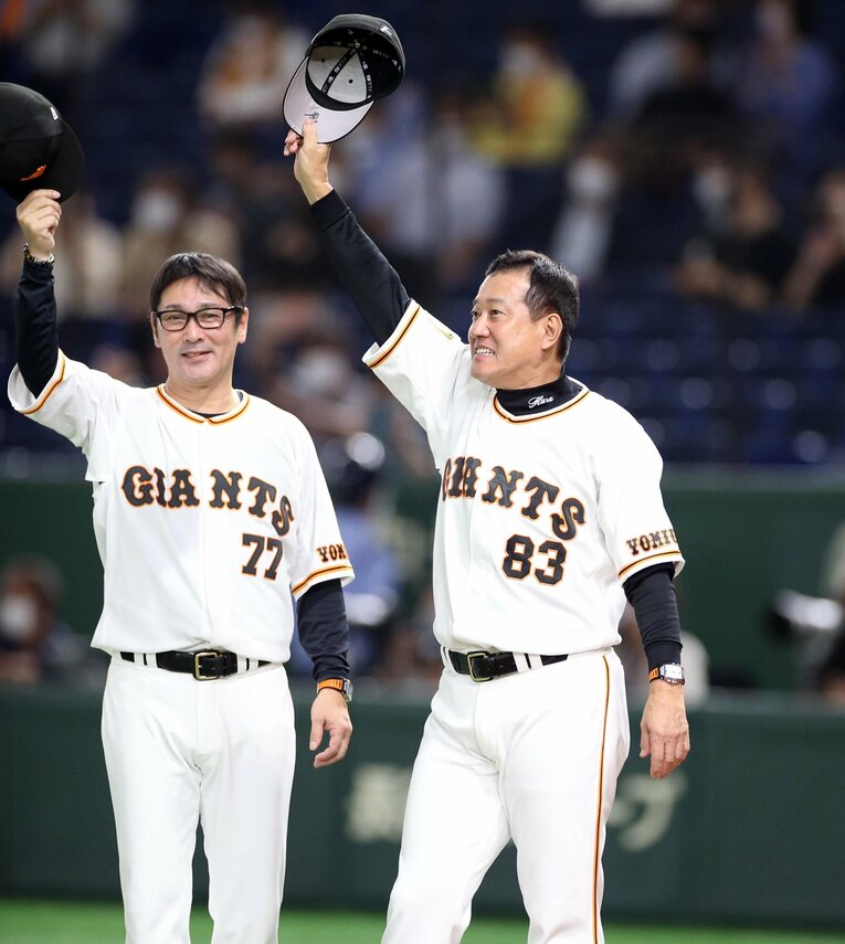 来季はオフェンスチーフコーチを務める元木ヘッドコーチ（左）　©︎Sankei Shimbun