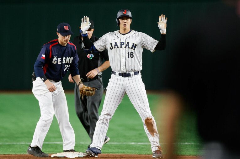 【大谷さんの侍ジャパンでも愛される日常】2023年WBCチェコ戦での大谷翔平。3年前のWBCでも“神対応”をしていた（写真は右に続きます）　©Yuki Taguchi/Getty Images