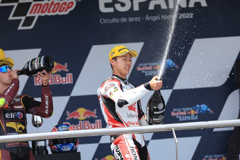 グランプリで初めての表彰台の頂点でのシャンパンファイト　photograph by Satoshi Endo