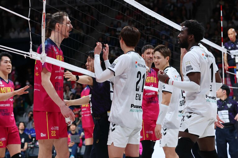 ネットを挟んで口論するマチェイ・ムザイ（左）とミゲル・ロペス。一線を越えた発言は熱戦に水を差した ／ photograph by YUTAKA/AFLO SPORT