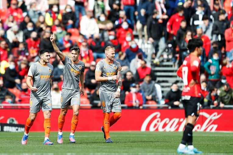 久保建英が“不可解判定”に怒った！ ラフプレーに抗議→イエローも…「バモス！クボ」とファンが信頼する理由〈撮影者の視点〉(10)