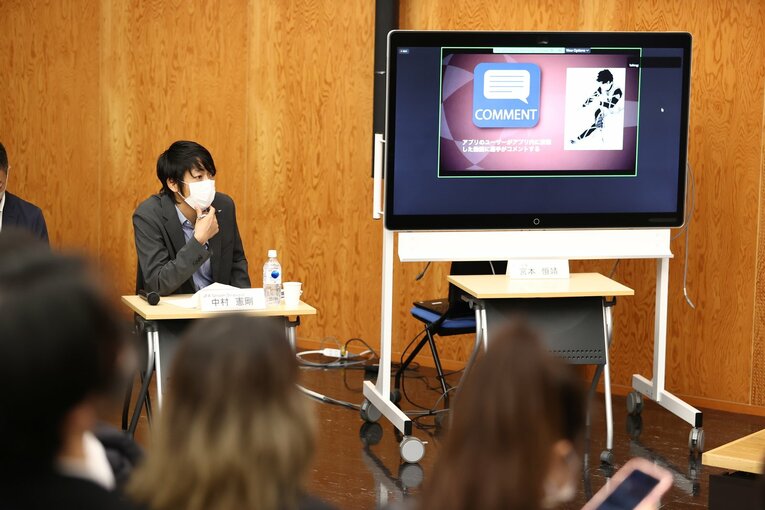 真剣な表情で学生たちのプレゼンに耳を傾ける中村憲剛さん　©JFA