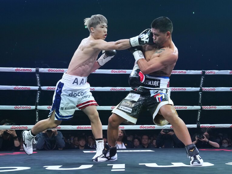 序盤、井上尚弥の強打を警戒して後ろ重心に構えるタパレス　©Naoki Fukuda