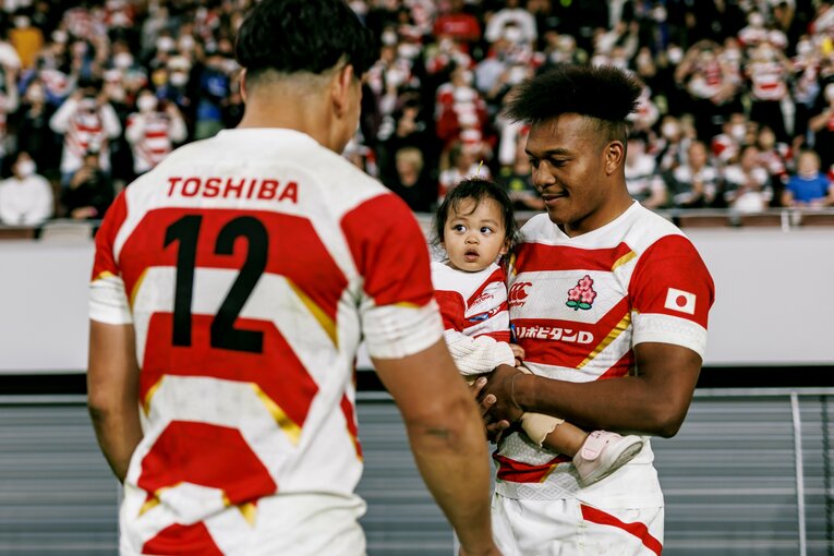 娘を抱く松島幸太朗　©︎Kiichi Matsumoto