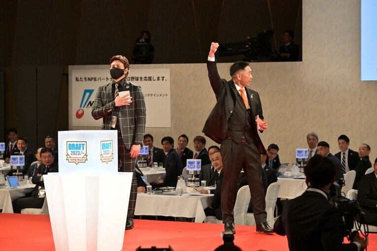 西舘勇陽（中央大）を引き当てた阿部慎之助監督　©Hideki Sugiyama