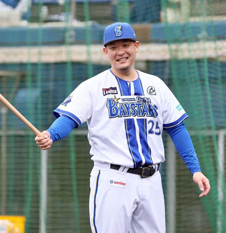 宜野湾キャンプでの練習中に笑顔をみせる筒香　©️SANKEI SHIMBUN