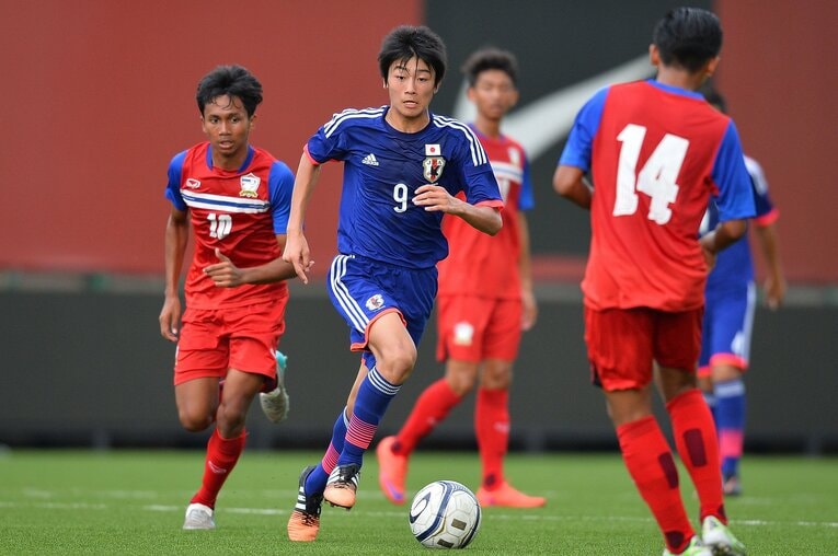 U-15日本代表としてプレーする2015年の中村敬斗（当時14歳）【スワイプするとその他の写真もご覧になれます】©Getty Images