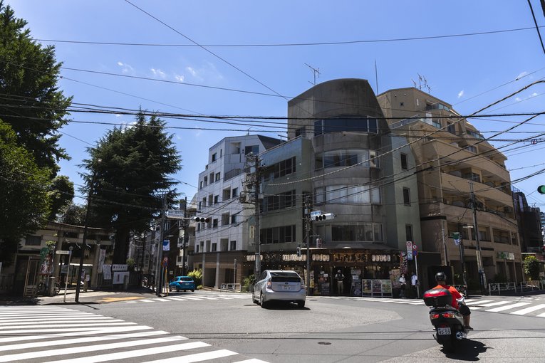 こちらは将棋会館近くの鳩森八幡神社（左）付近。神宮外苑とはちょっと変わった雰囲気だ