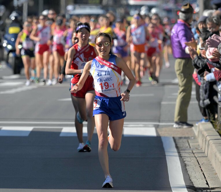 全国都道府県対抗女子駅伝、石川代表として1区を走った五島莉乃。最初の1kmで先頭に立った　©︎JIJI PRESS