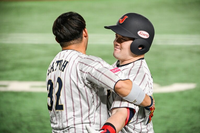 プレミア12ベネズエラ戦、佐藤都志也と勝ち越し弾を喜び合う牧秀悟　©︎Nanae Suzuki