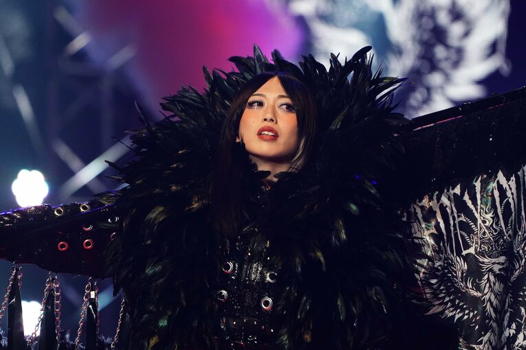 “黒い翼”を広げる上谷沙弥　©Essei Hara