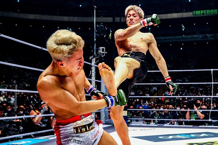 2021年大晦日のRIZINにてデビューを飾った三浦孝太の衝撃のサッカーボールキック ／ photograph by RIZIN FF Susumu Nagao