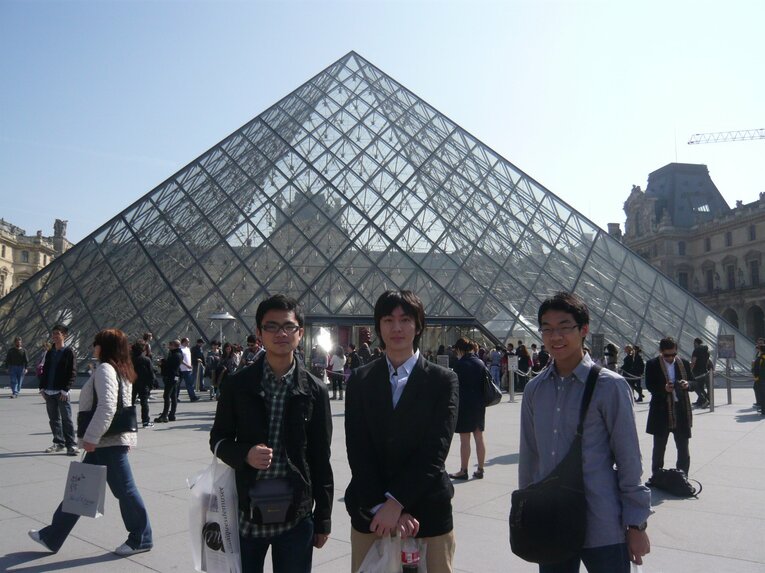 高校生クイズの優勝商品でもあったヨーロッパ旅行中の3人。写真はルーブル美術館前／大場さん提供