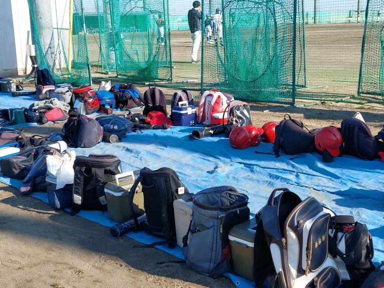 地元の小学生向けに野球教室を行う仙台一高野球部ナイン　©NumberWeb