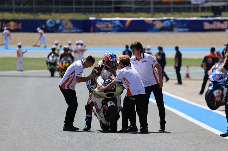 初勝利を遂げ、コース上でチームスタッフに祝福される小椋　photograph by Satoshi Endo