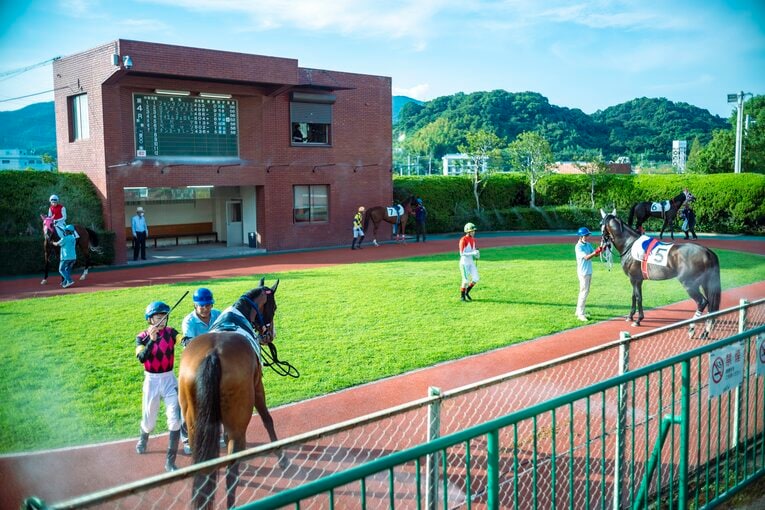 地方競馬でも珍しい黒板式の出走掲示板　©Takuya Sugiyama