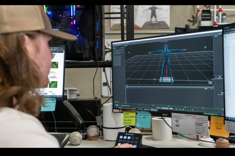 映像を解析する女性アナリスト。MLB球団へ転職するスタッフも多いそうだ／会社提供