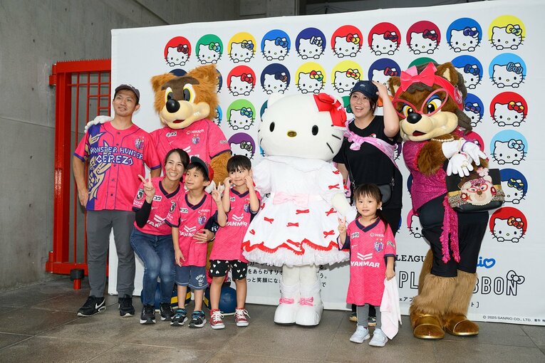 笑顔が溢れていたハローキティとの記念撮影会
