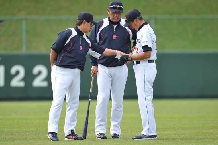 2012年のキャンプで高木守道、権藤博と話をする近藤　©Hideki Sugiyama