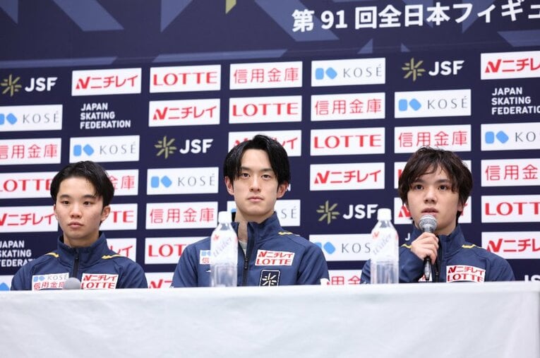 世界選手権代表発表の会見、宇野昌磨（一番右）は選考方法に異例の言及。これまでのフィギュアスケートでの代表選考を振り返ると… ／ photograph by AFLO