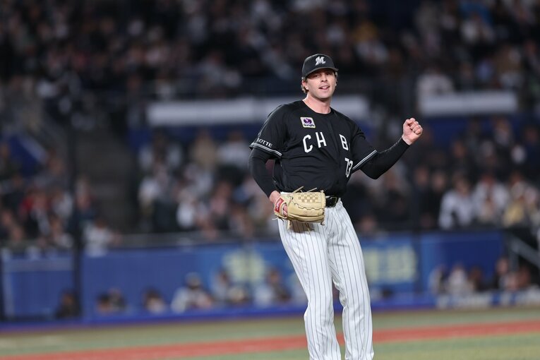 貴重な左のセットアッパーとして活躍中のロング　©Chiba Lotte Marines