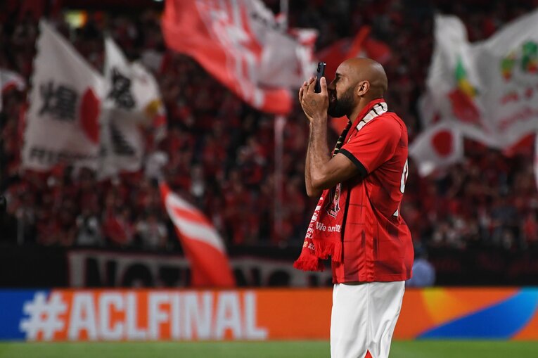 スマートフォンで歓喜のスタジアムを撮影するホセ・カンテ