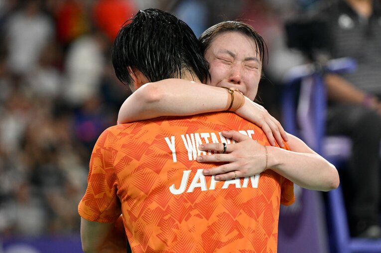 パリ五輪で銅メダルを獲得し、抱きしめ合った東野有紗と渡辺勇大 ／ photograph by Asami Enomoto/JMPA