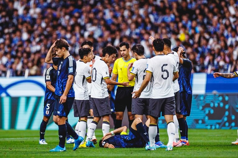 中国選手とハードヒットした際の遠藤　©Kiichi Matsumoto