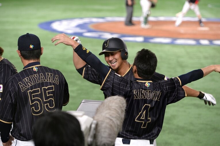 2017年WBC。「仲良し」中田翔と菊池涼介（1/2）　©BUNGEISHUNJU