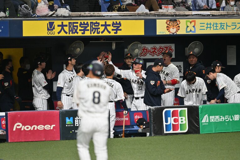 ホームインしたヌートバーを迎える日本ベンチ　©Naoya Sanuki