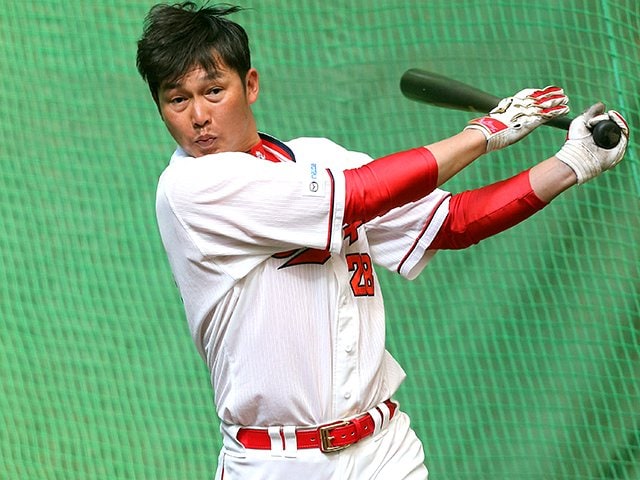 広島の新井」がファンに浴びた物。キャンプ初日から“全力”の理由は
