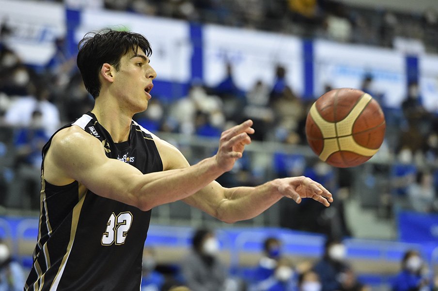 【Bリーグ開幕】「僕は日本で一番のビッグマン」シェーファーアヴィ幸樹が明かした、世界との距離を縮めるための覚悟。<Number Web> photograph by B.LEAGUE