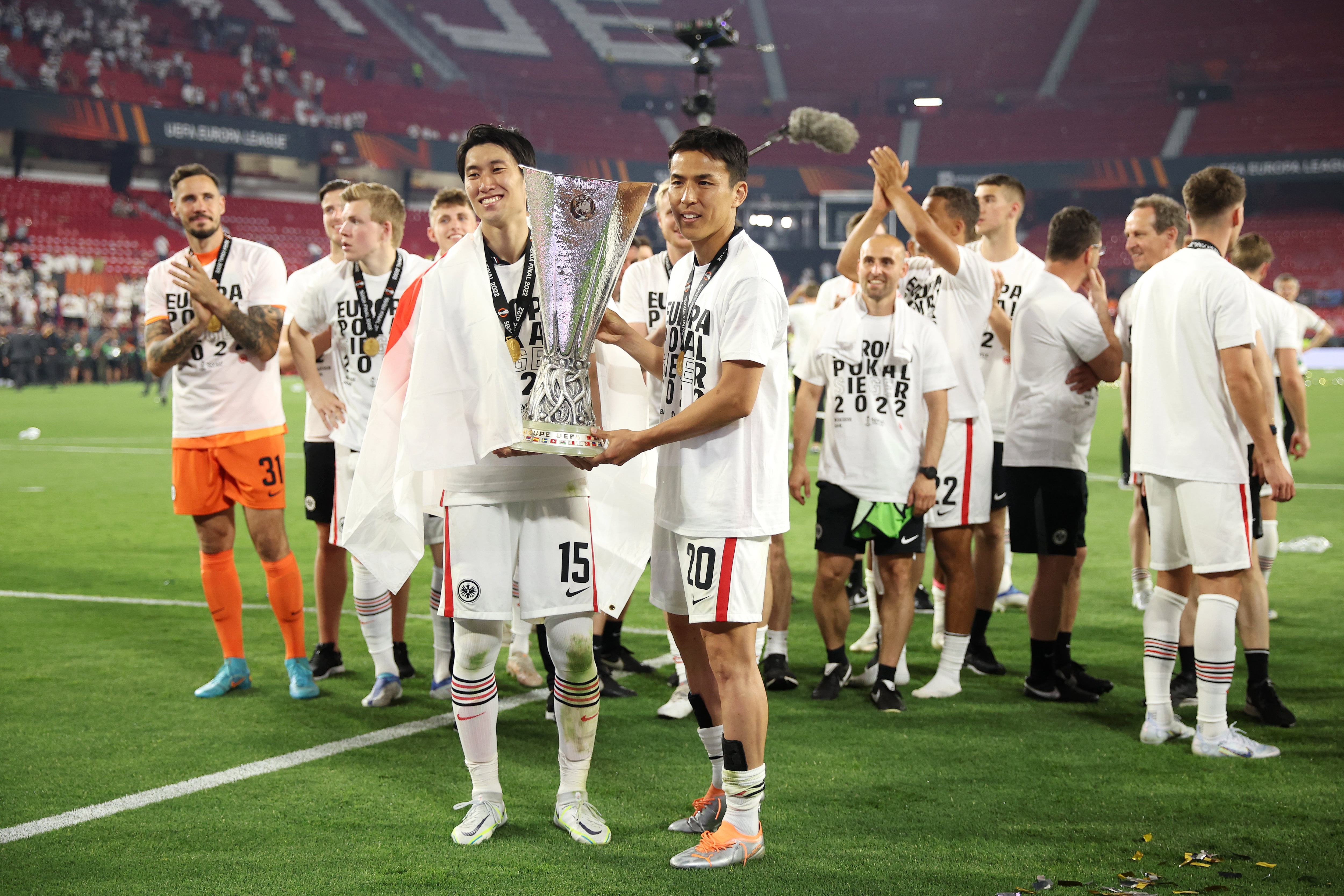 ヨーロッパリーグの優勝カップをかかげる鎌田大地と元日本代表キャプテンの長谷部誠　©Getty Images