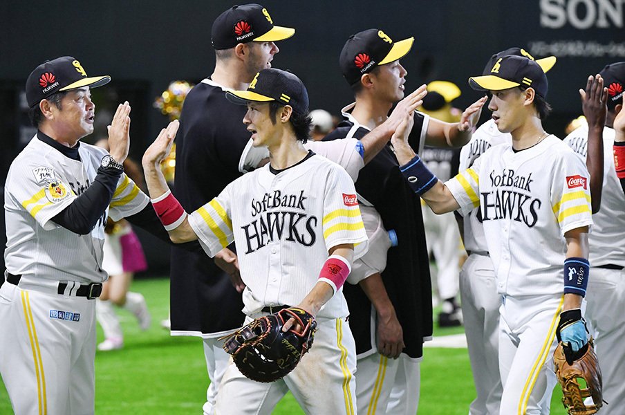先制したホークスは無敵の62勝8敗。工藤監督も絶賛する「初回」の猛攻。<Number Web> photograph by Kyodo News