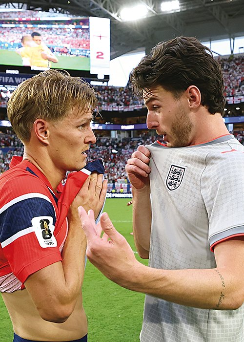 準々決勝・ノルウェー対イングランドの試合後、互いを讃えあうアーセナルのウーデゴール（左）とライス