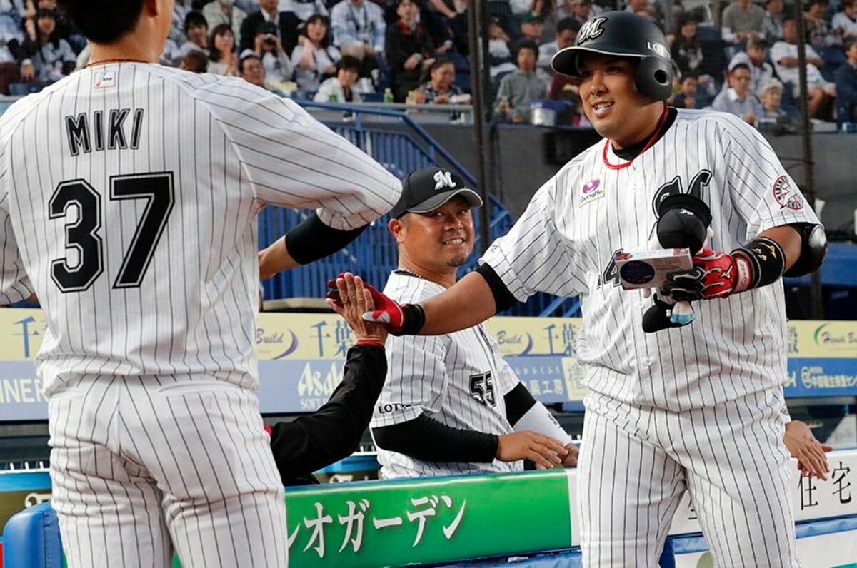 若手の信頼厚い 優勝請負人 ロッテ細川亨がもたらす好循環 プロ野球 Number Web ナンバー