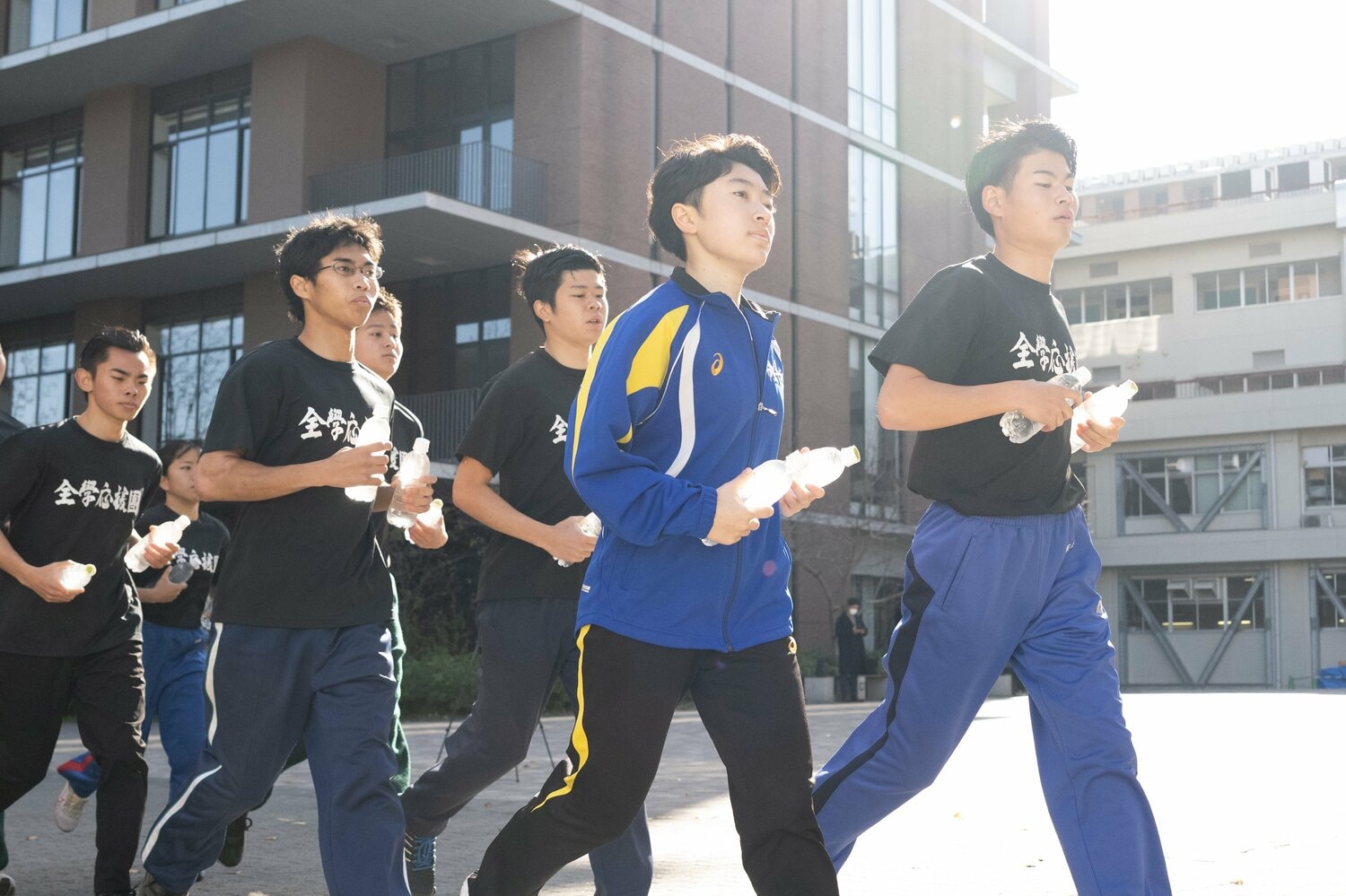 手にしているのは大根ではない。ペットボトルだ ©Nanae Suzuki