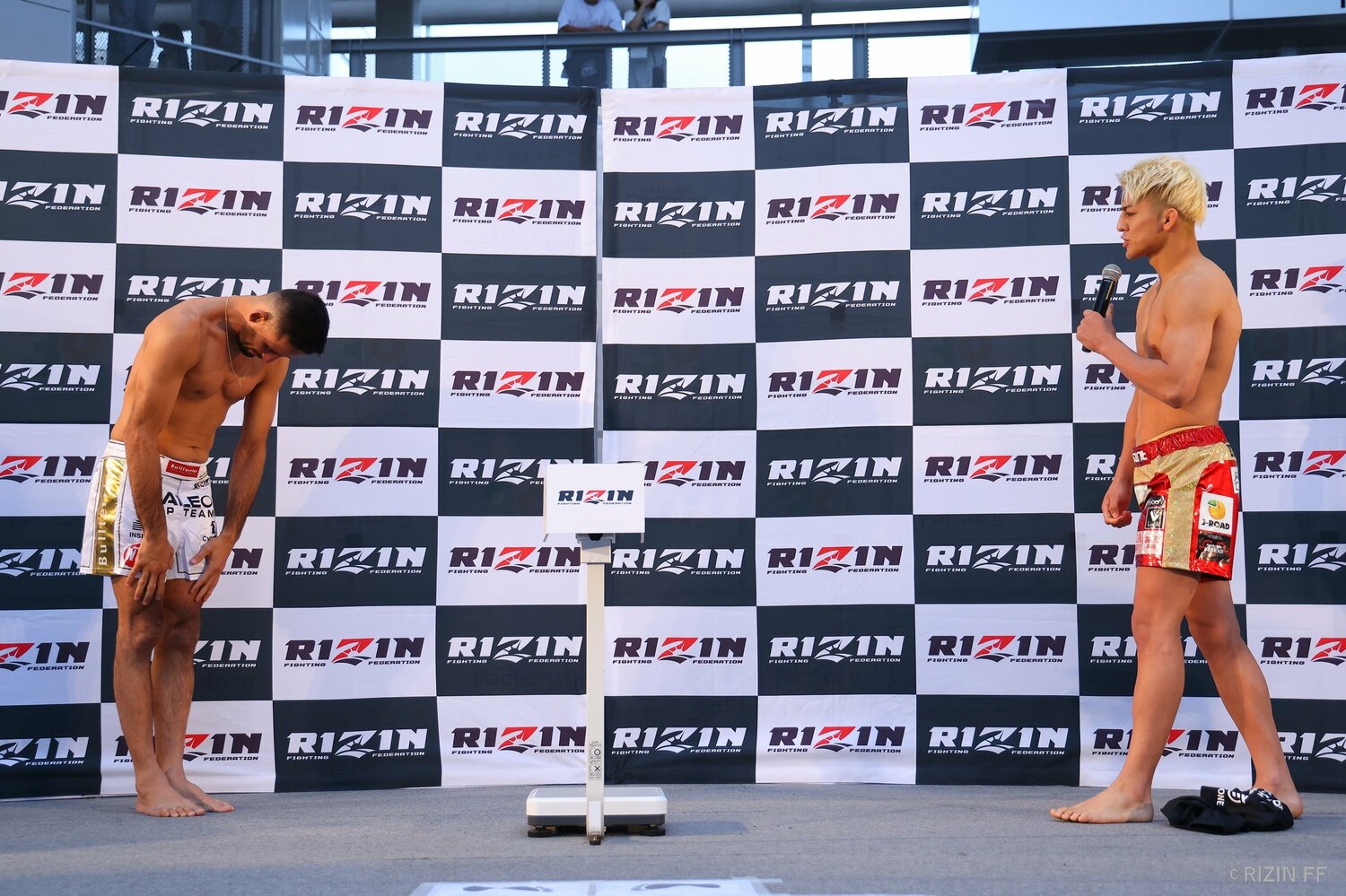 挑戦者の鈴木千裕に深々と頭を下げるクレベル・コイケ　©RIZIN FF