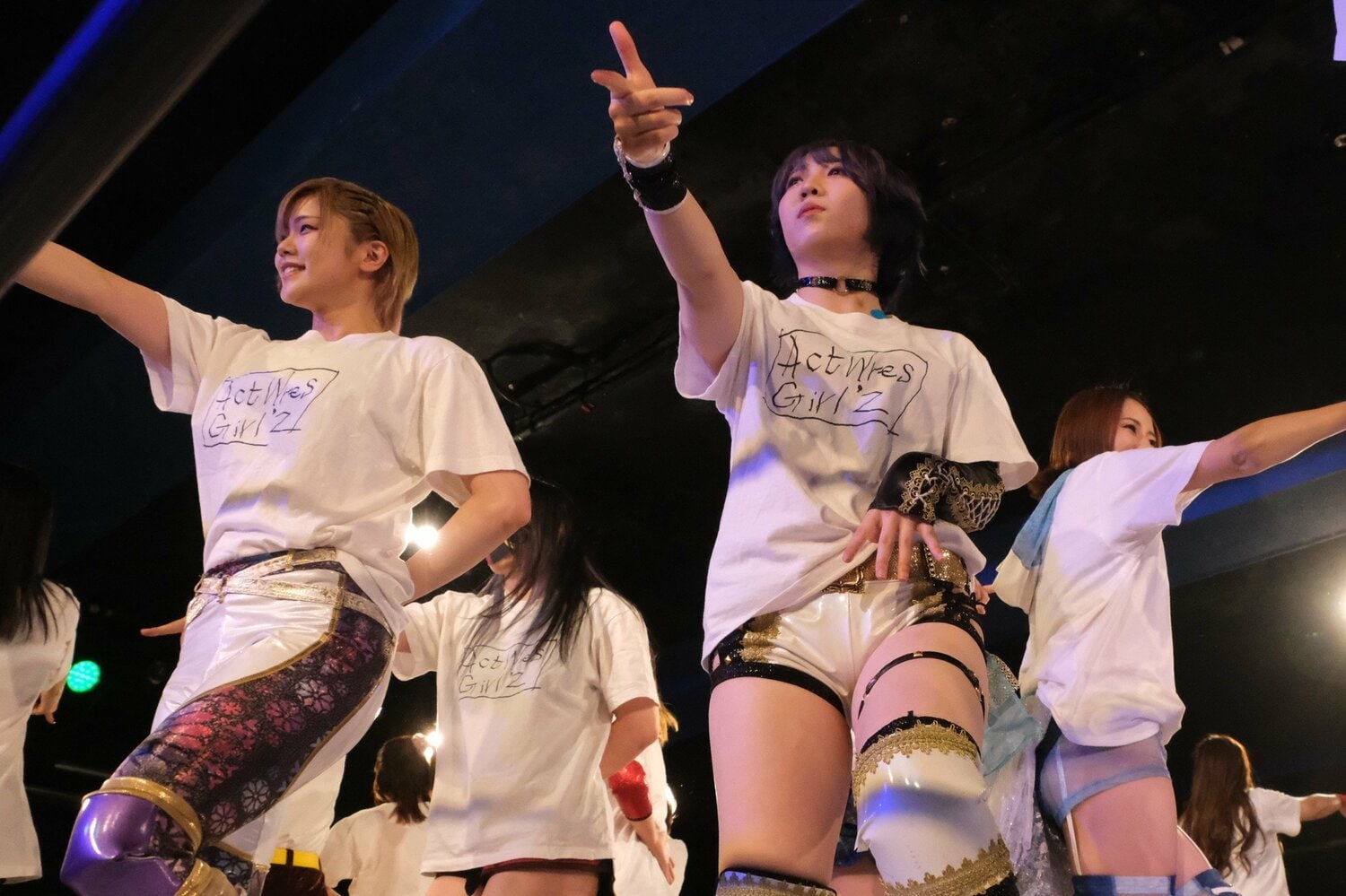 アクトレスガールズではオープニングダンスも恒例。左はこの日タッグを組んだ皇希