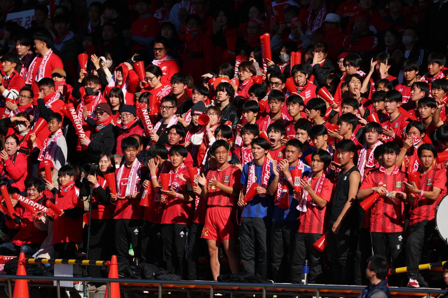 名古屋高校の応援席。ハーフタイム中に受験勉強する姿が話題になった　©︎Naoki Morita/AFLO SPORT