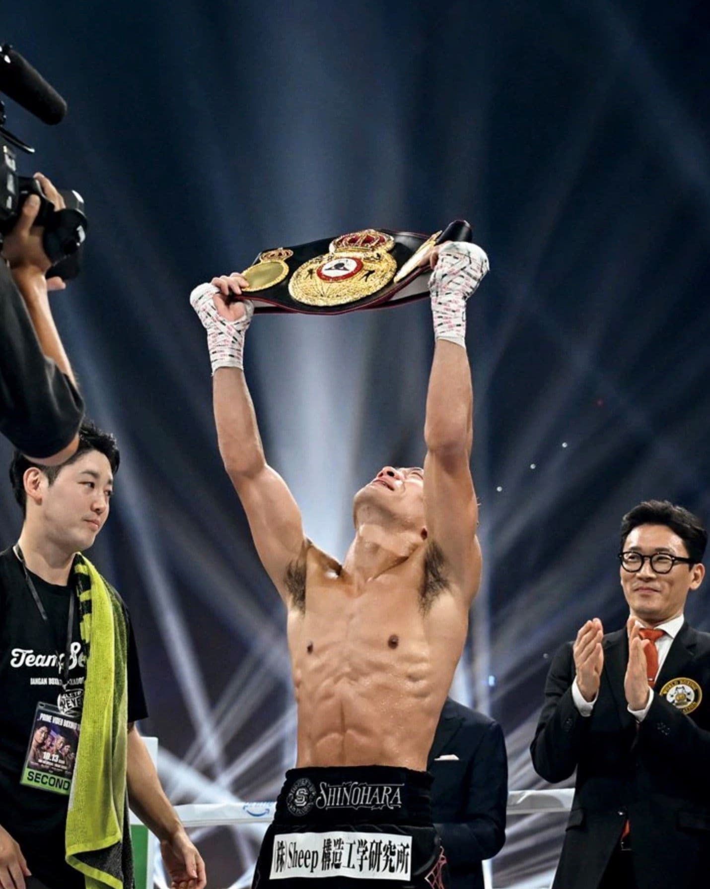 世界王者となった井上戦では夭逝した穴口に向けてベルトを掲げた　©Hiroaki Finito Yamaguchi