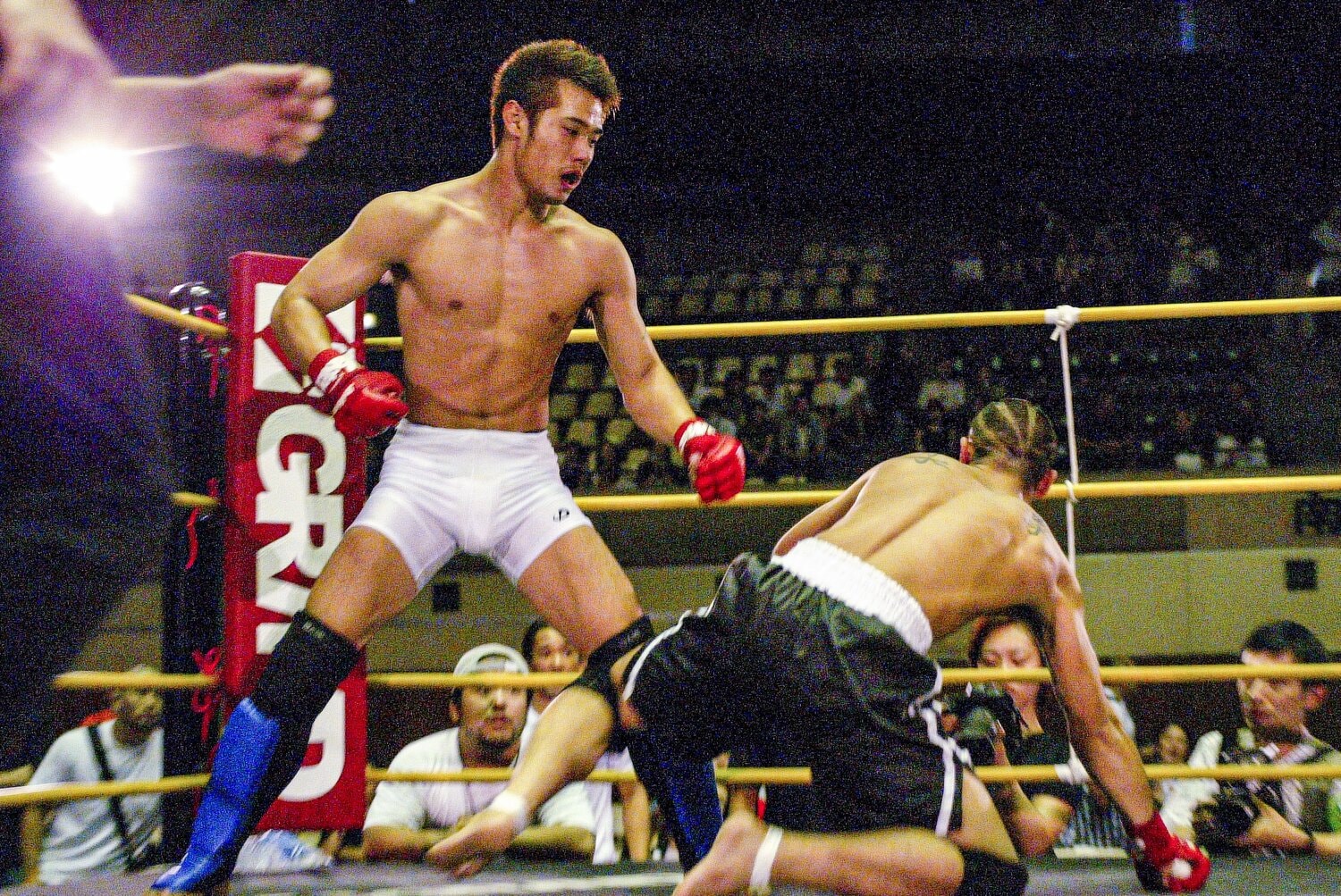 杉内を打撃で攻める金原。この後、チョークスリーパーで一本負けを喫した ©Susumu Nagao