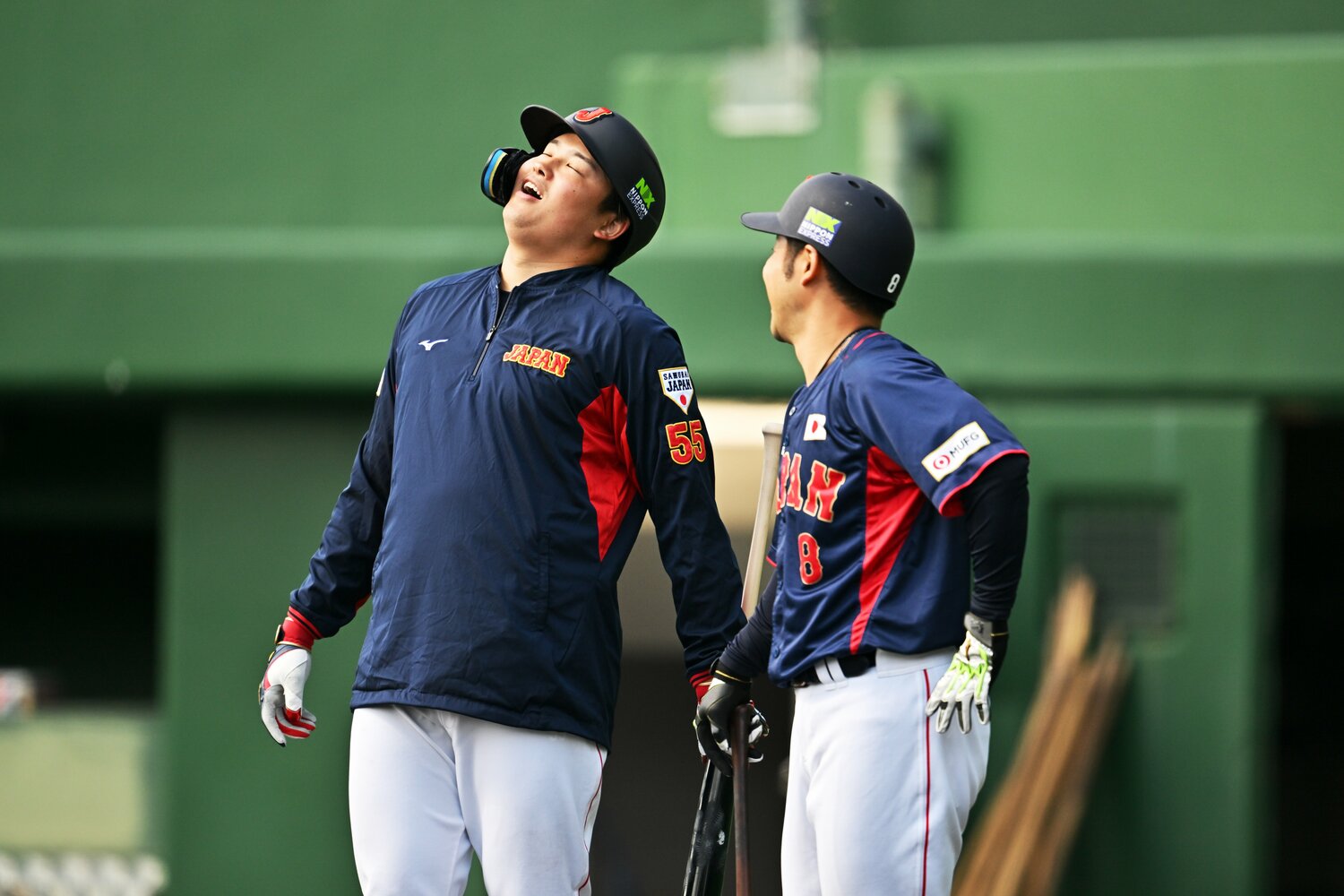 WBC宮崎キャンプで近藤健介と談笑する村上宗隆　©Hideki Sugiyama