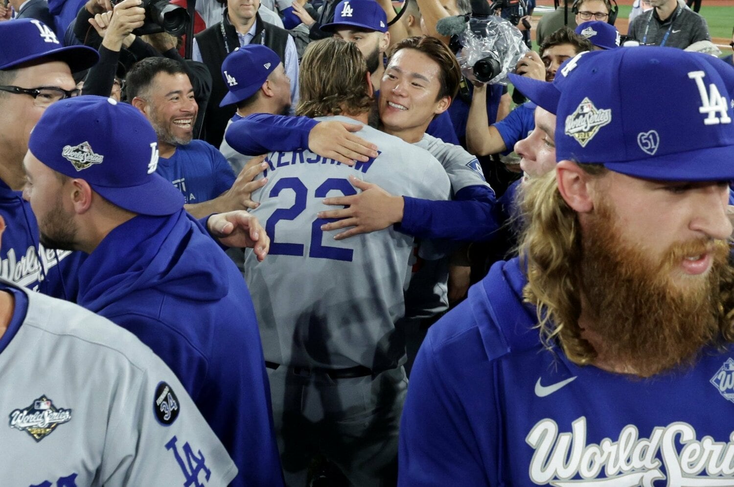 WS制覇後、山本とカーショーはハグをかわしていた　©Getty Images