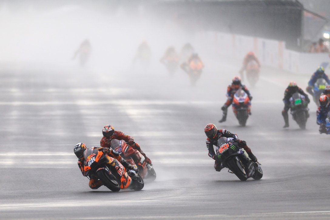 トップをゆくオリベイラ。後方のライダーには水しぶきによる視界の悪さが立ちはだかり、その差は開く一方だった