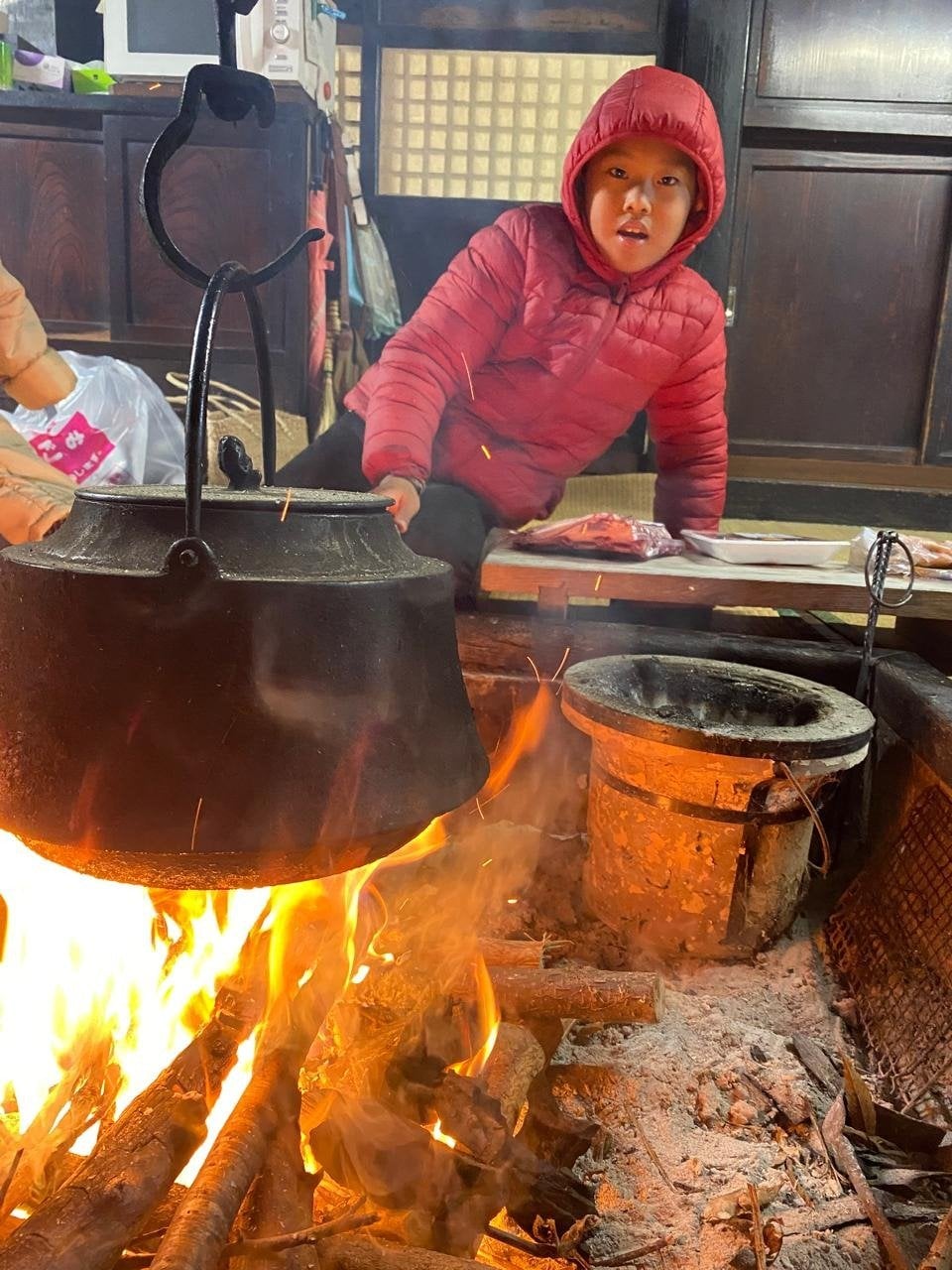 囲炉裏の前で、清竹君　※家族提供